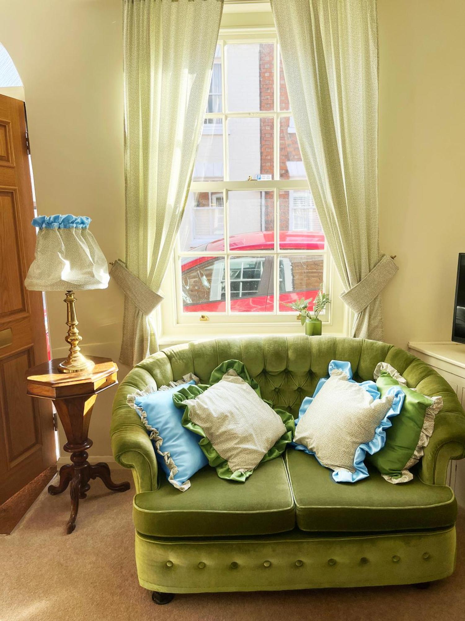 Traditional 2 Bedroom Cottage Стратфорд на Ейвън Екстериор снимка